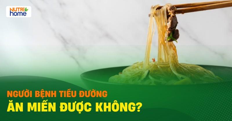 Hình ảnh đĩa mì xào hải sản đã hoàn thành, bày trí đẹp mắt với hành ngò và rắc tiêu xay